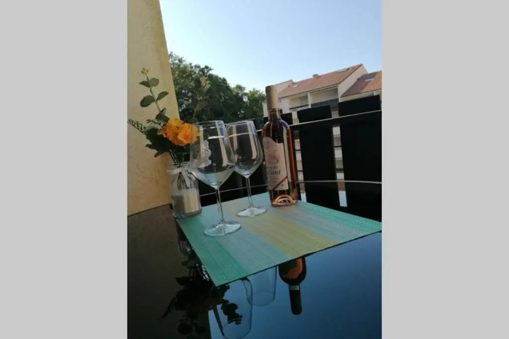 agréable studio avec terrasse à150m de la plage
