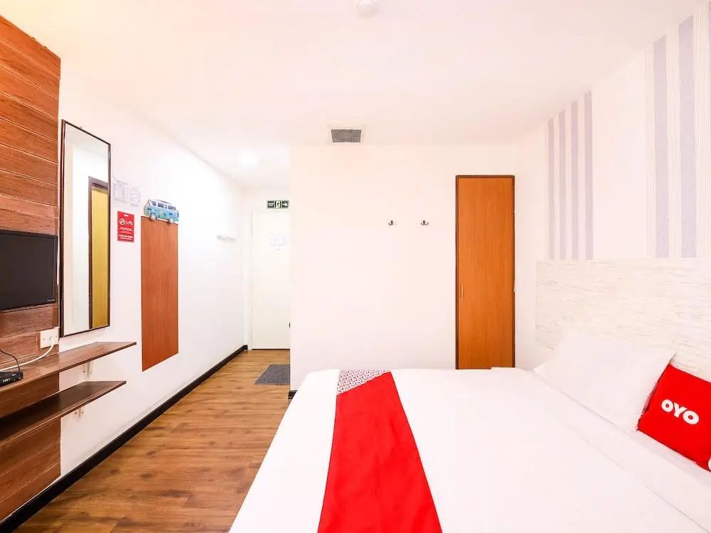OYO 43963 T Signature Hotel