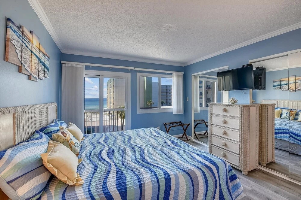 Recently Renovated 2bd, Sleeps 6 Pinnacle Port, W/ Boat Ramp 2 Bedroom Condo by RedAwning