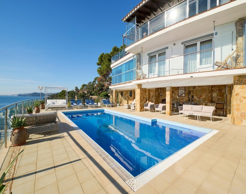 Villa in Cala Canyelles With Sea Views & Pool