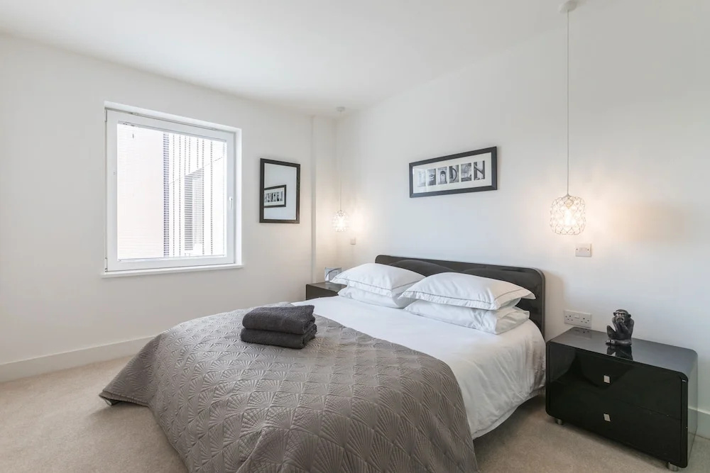 Luxury 2-bed Flat, Parking and Close to the Tube