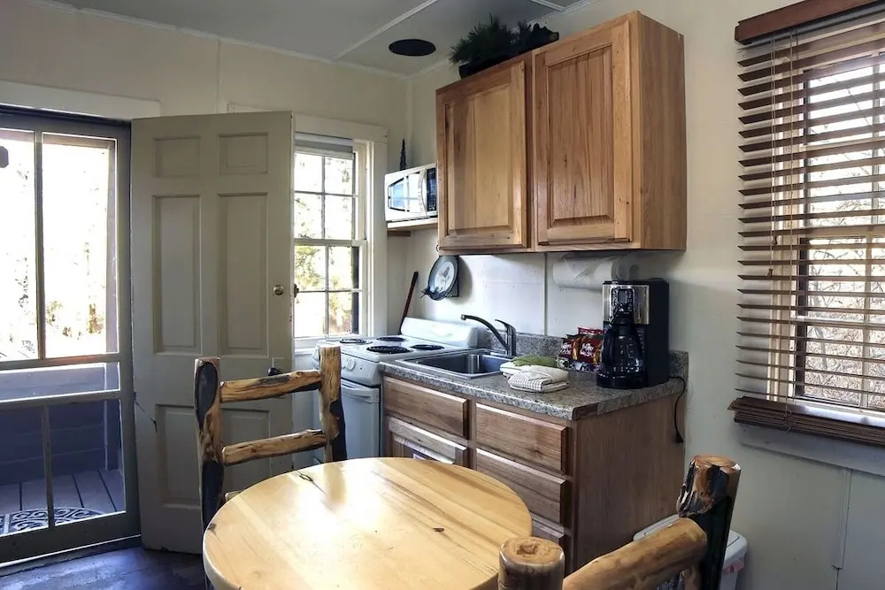 Triple R Cottages: 7 1 Bedroom Cabin