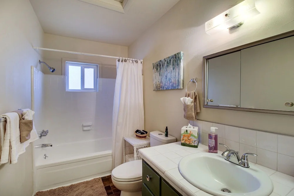 Furnished Porch + Gas Grill: Lakeside Cottage Stay