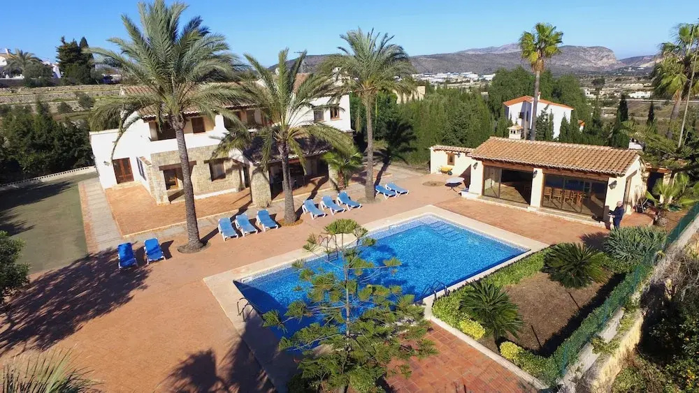 Private 4-bedroom Villa w/ Pool, Summer Kitchen & Expansive Living Space