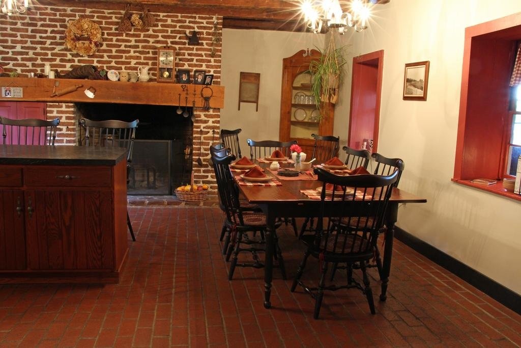 Brownstone Colonial Inn