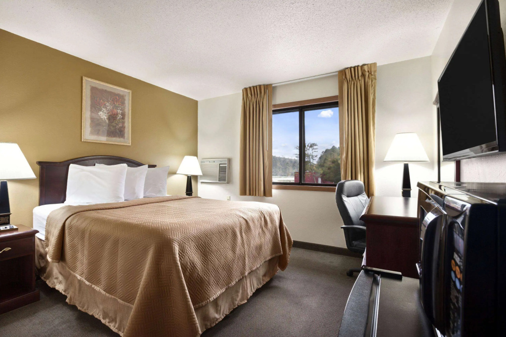 Travelodge by Wyndham La Porte/Michigan City Area