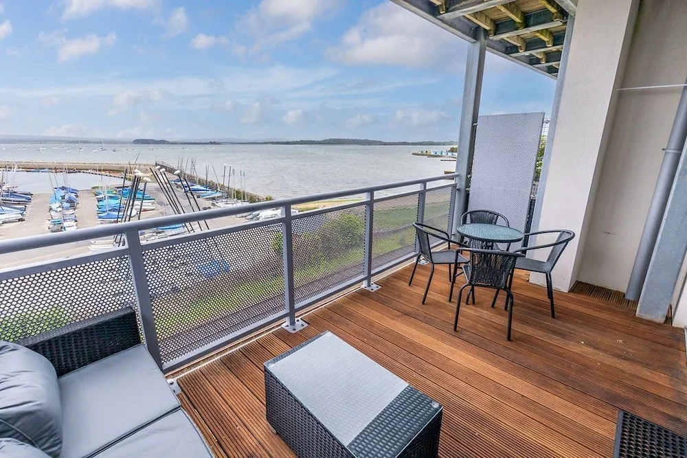 Ocean Breeze - Stunning Harbour Views from Private Balcony