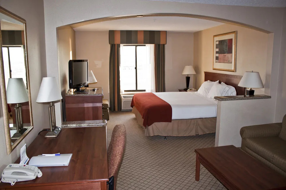 Holiday Inn Express & Suites Garden City