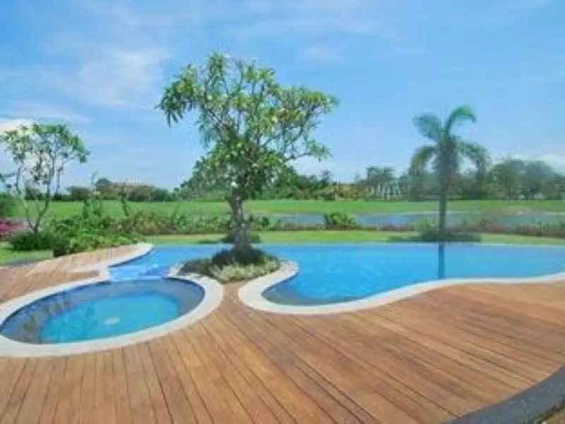 Water Edge Villa by Soscomma
