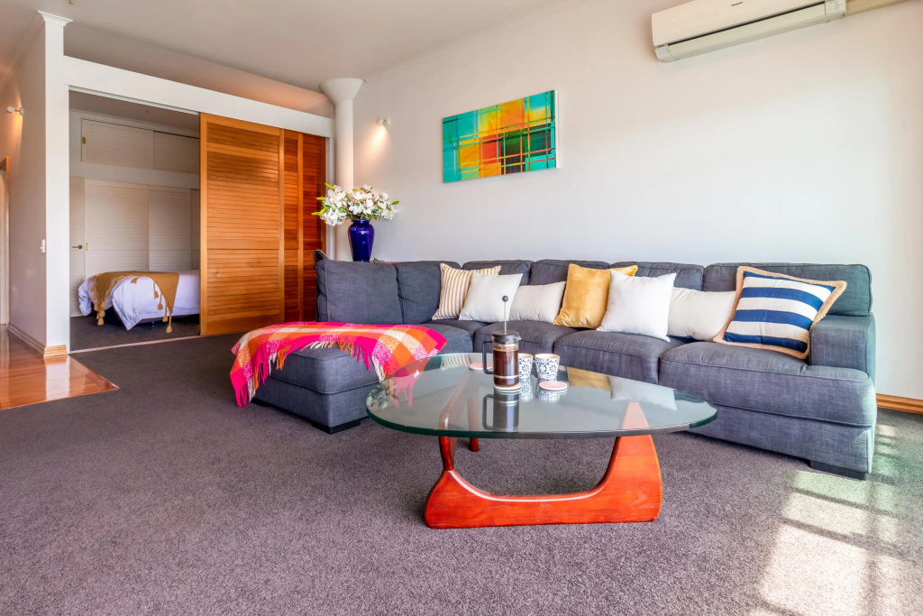 Beautiful sea views - Large 1 Br Free Parking