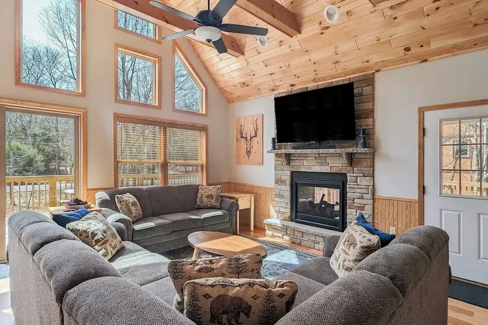 Bluejay Getaway by Avantstay Private Lake Cabin Hot Tub + Game Room Walk to Lake