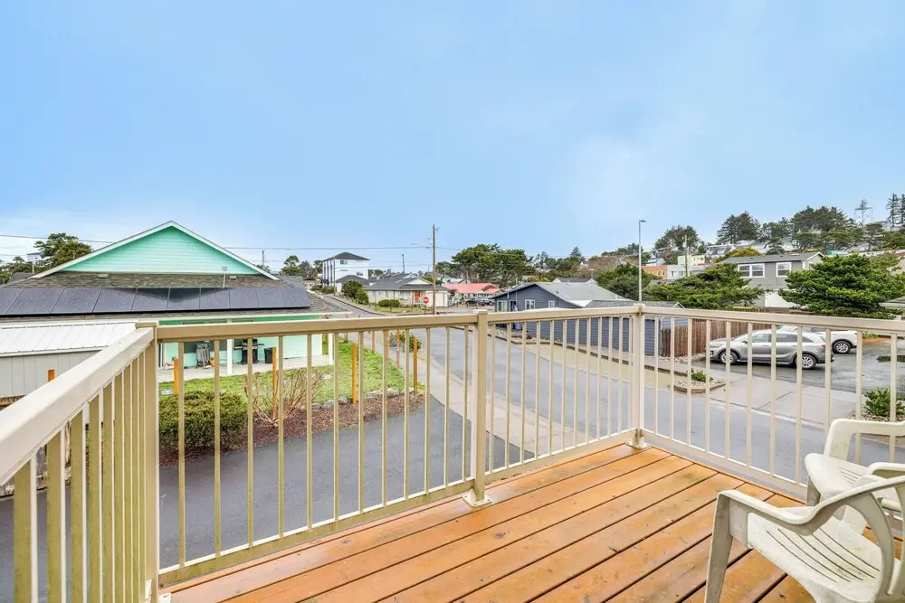 Walk to Lincoln City Beach: Townhome w/ Balconies!