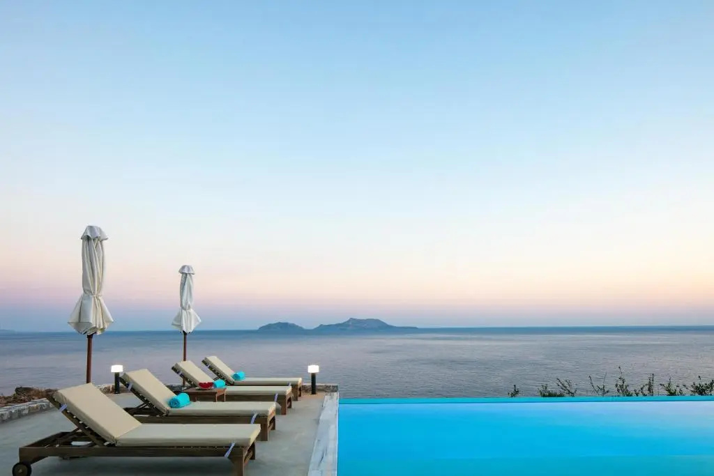 Seafront elegant villa, with infinity pool & devine views!