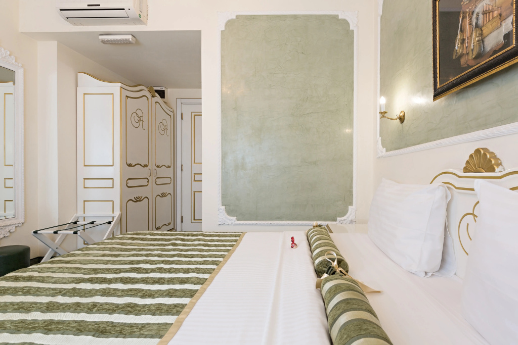 Queen's Astoria Design Hotel