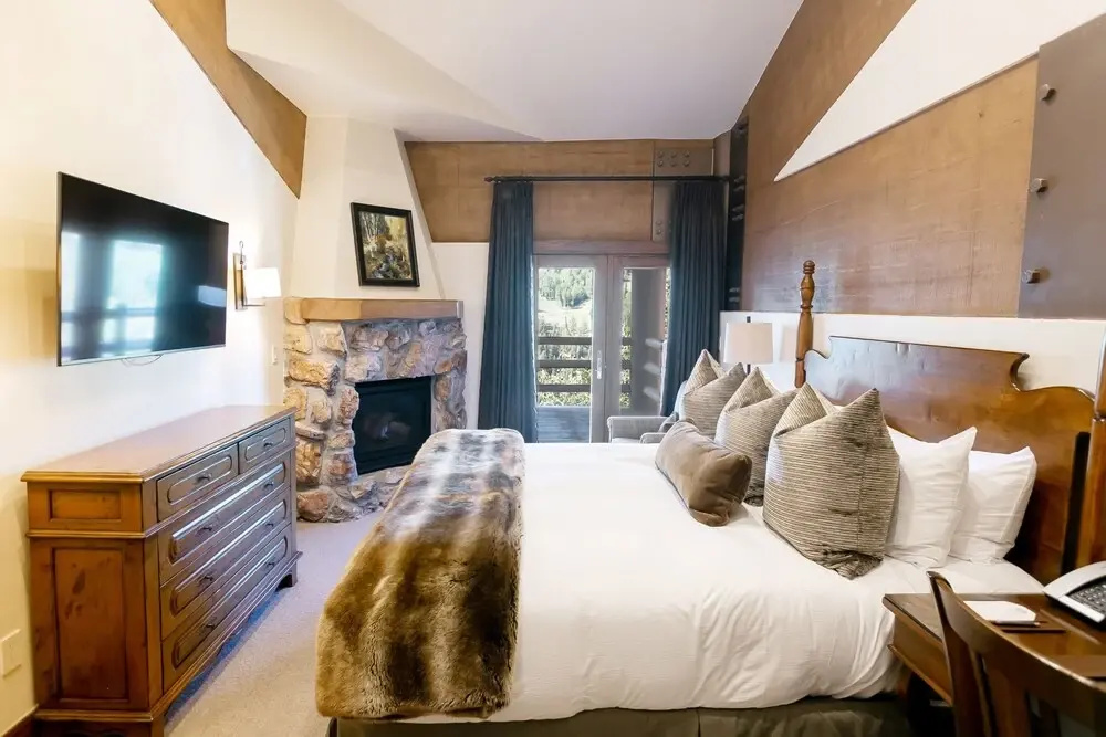 Luxury One Bedroom with Mountain View