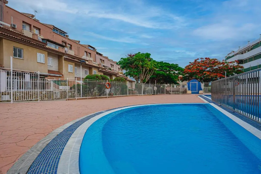 YELLOW 3 bedroom large apartment for 10 guests