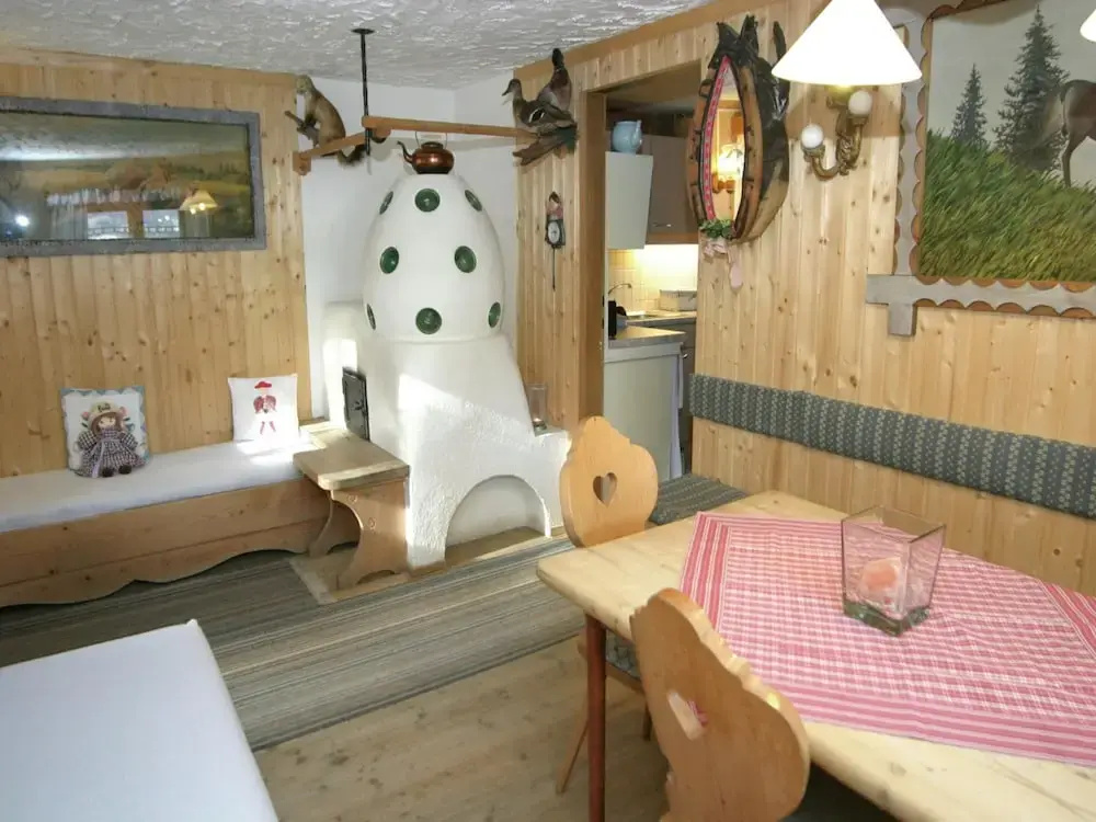 Cozy Chalet in Karrösten near Forest