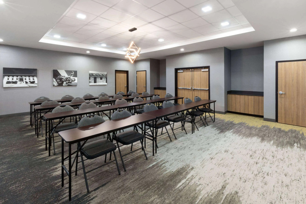 La Quinta Inn & Suites by Wyndham El Paso East Loop-375