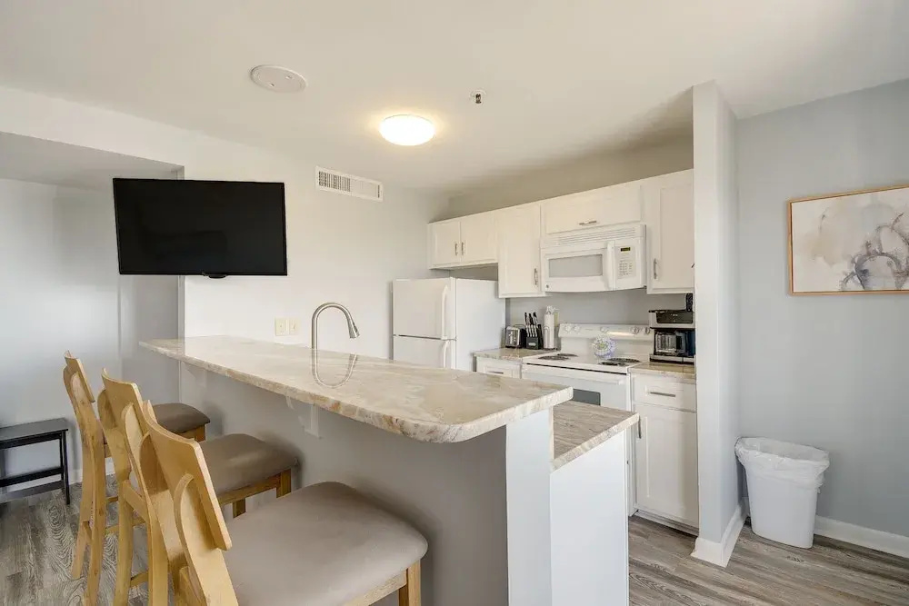 Beachfront Penthouse: Pools, Tennis Courts, Views!