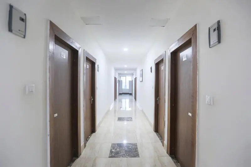 Capital O 64120 Hotel Noida Suites