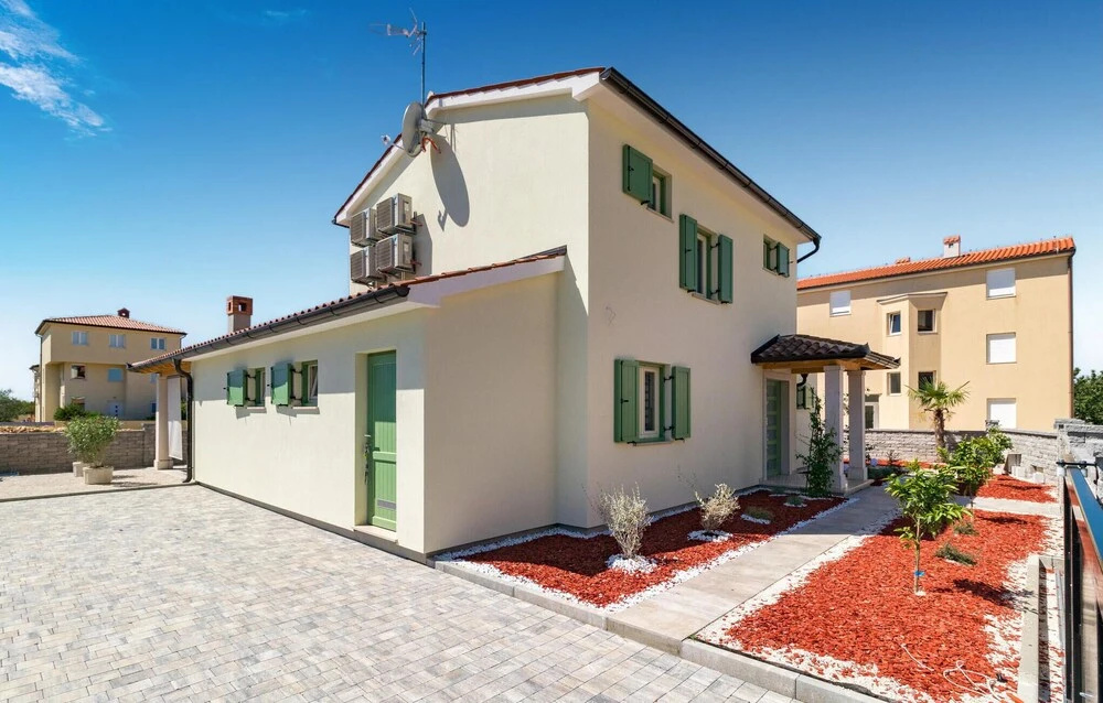 Stunning Home In Peroj