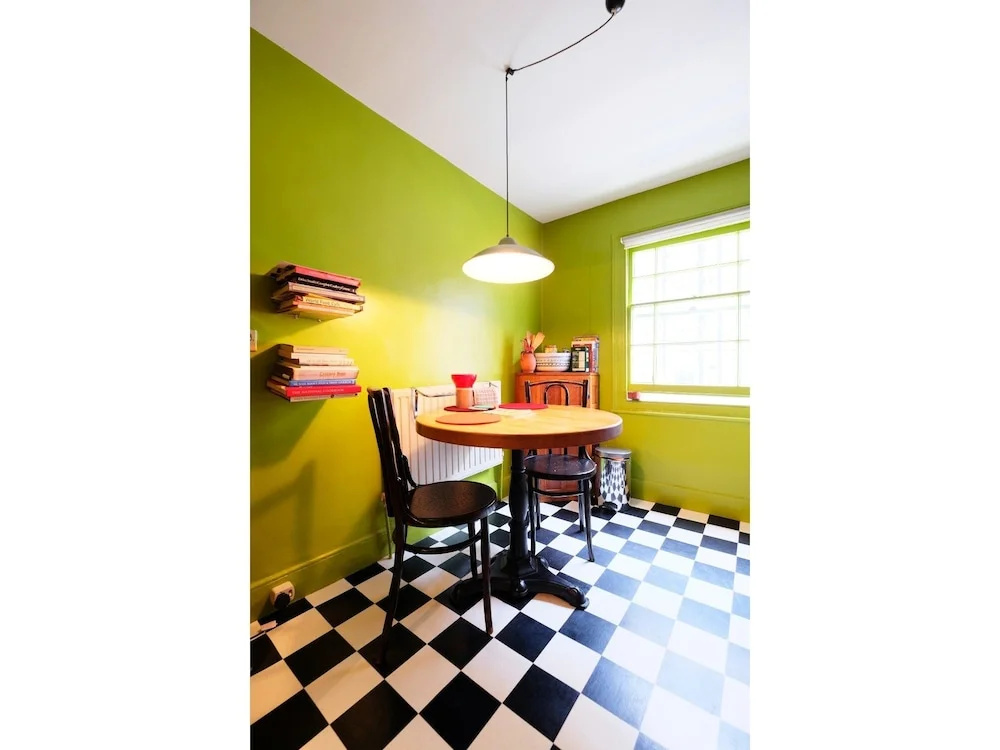 Lovely & Central Garden Flat in Victoria