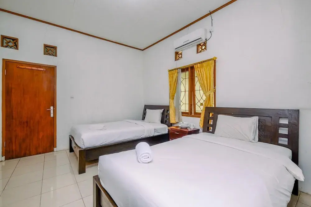 Comfort Stay Studio Room At Graha Wishnu Guest House