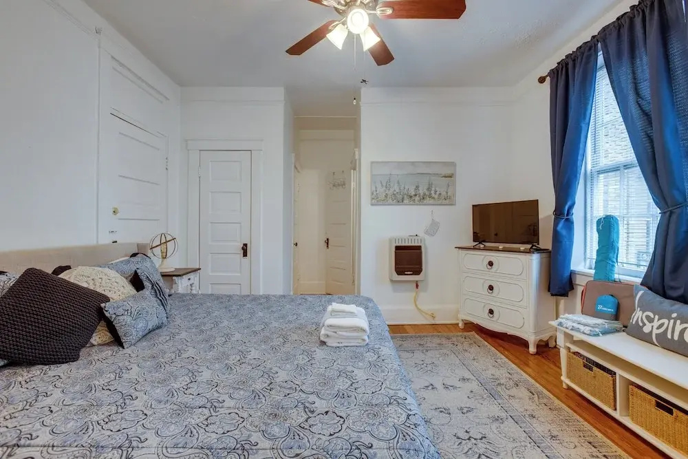 Walkable Savannah Escape in Historic District!