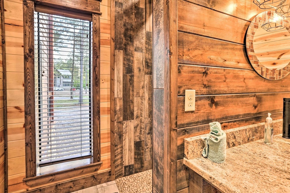 Broken Bow Cabin w/ Hot Tub & Outdoor Fireplace!