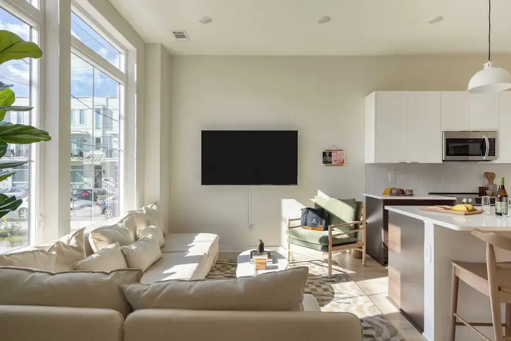 Sleeps 16 2 Modern Townhomes, Minutes to Broadway Lischey & 98 Degrees