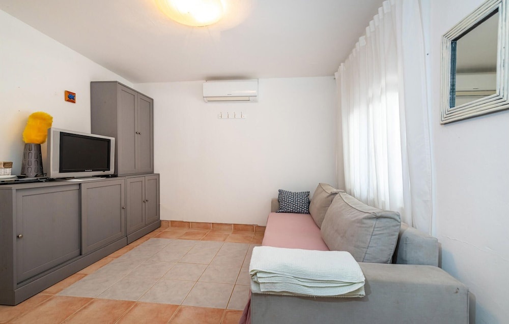 Stunning Apartment in Obrovac, Meka Draga With Wifi and 2 Bedrooms