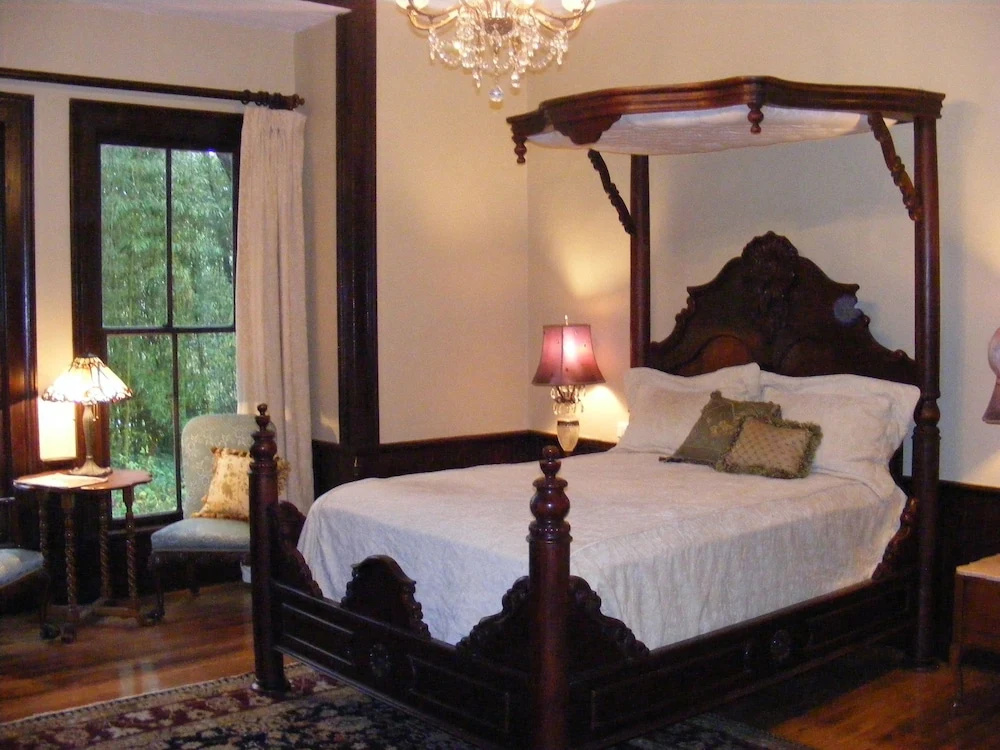 Adair Manor Bed & Breakfast
