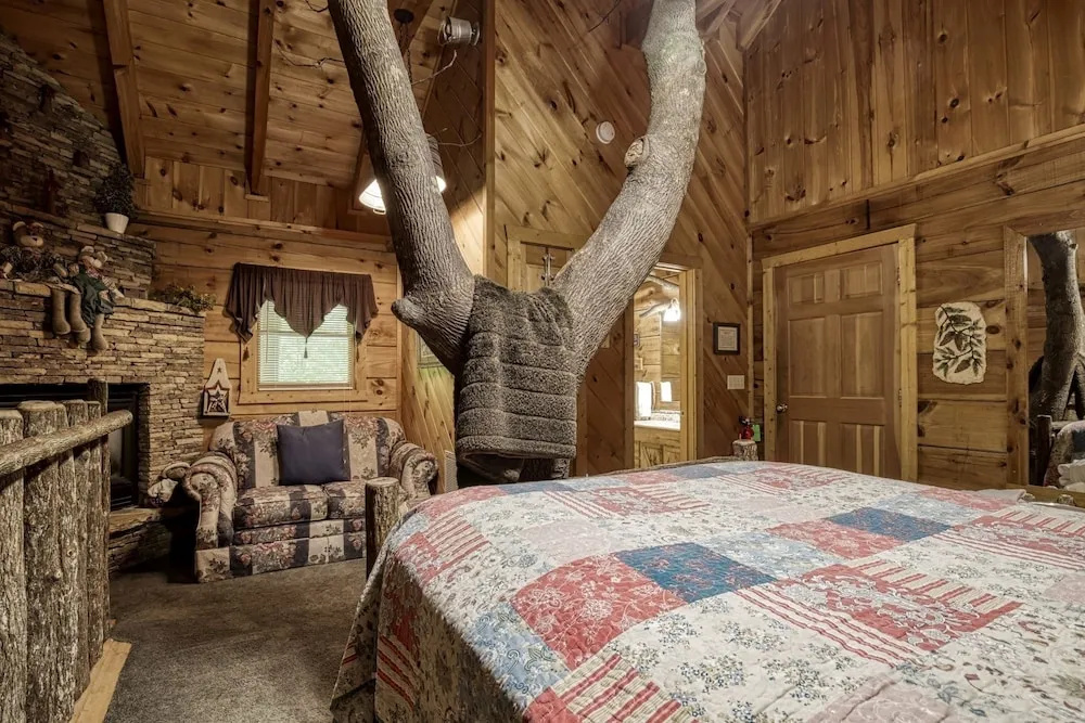 ER69 - Rachel's Tree House - Great location, Close to all the action! cabin