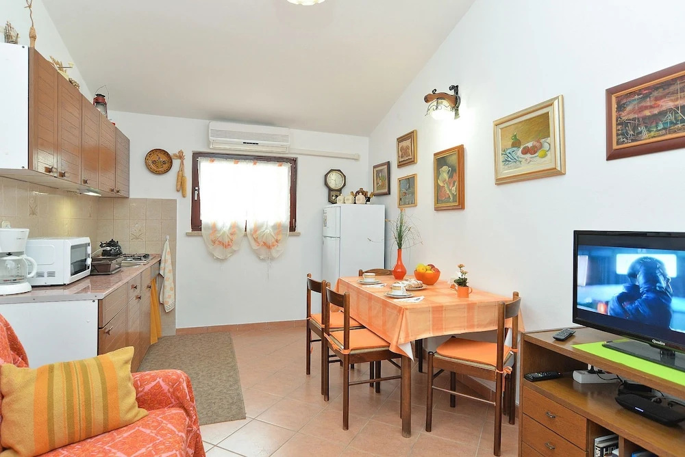 Apartment 522