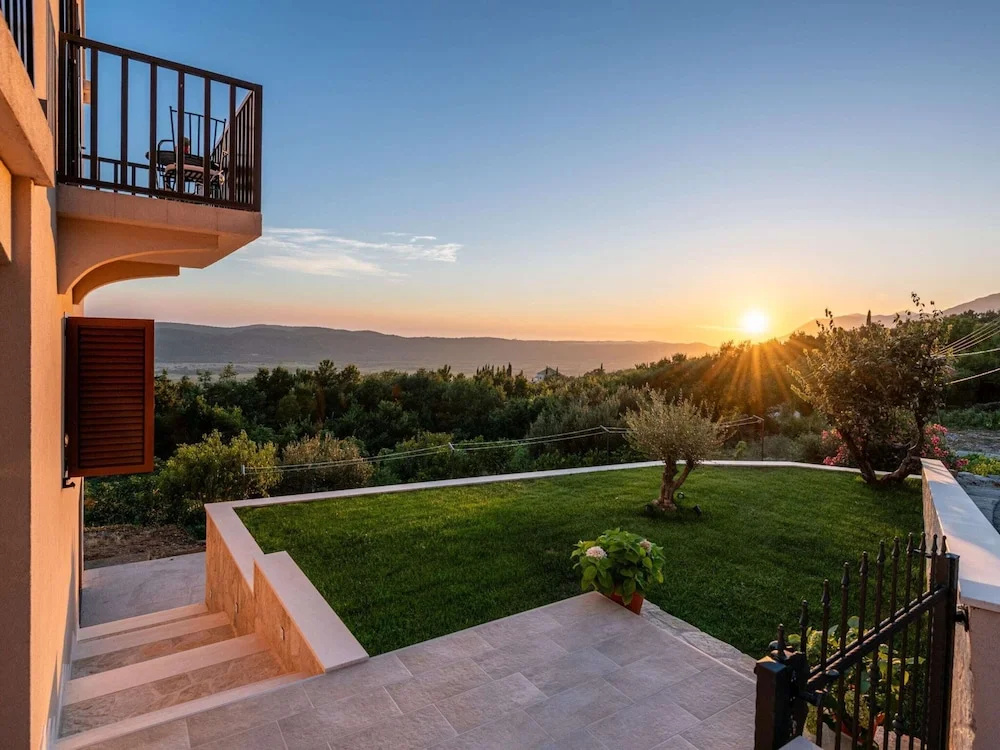 Spacious Apartment, Private Terrace in the Countryside, Wi-fi and Parking