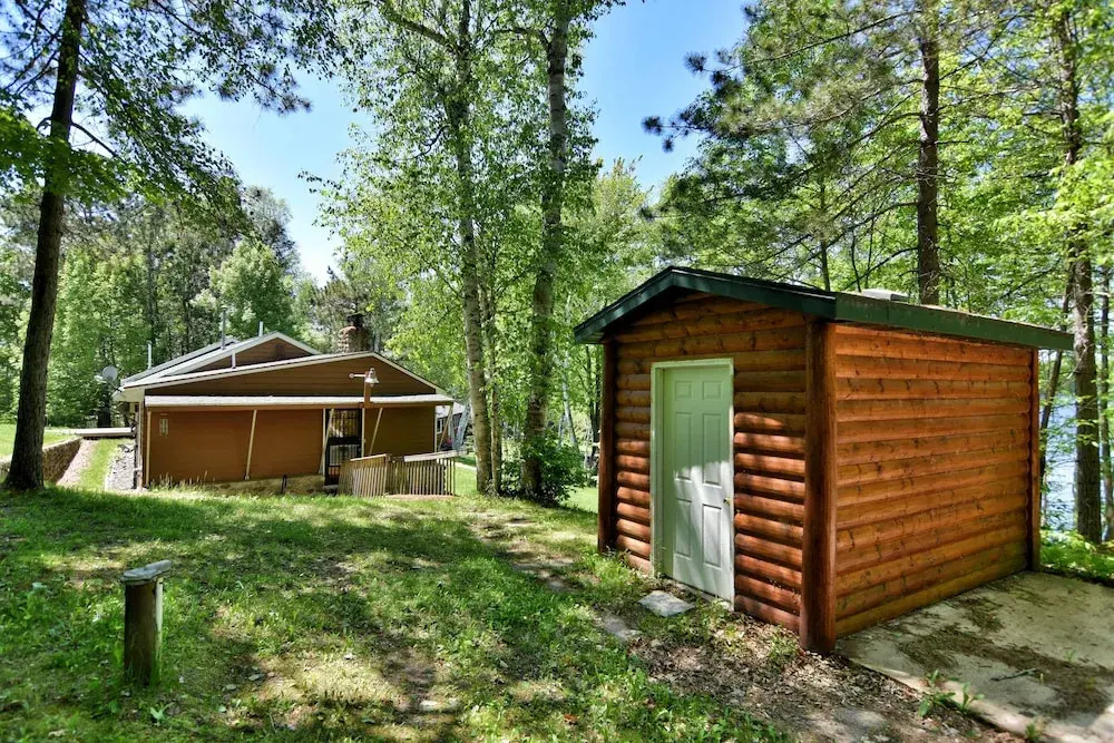 Butler's Bay Teal Lake 4 Bedroom Hotel Room by RedAwning