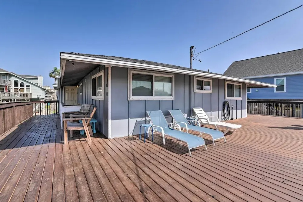 1/2 Mi to Beach: Canal-front Galveston Home!