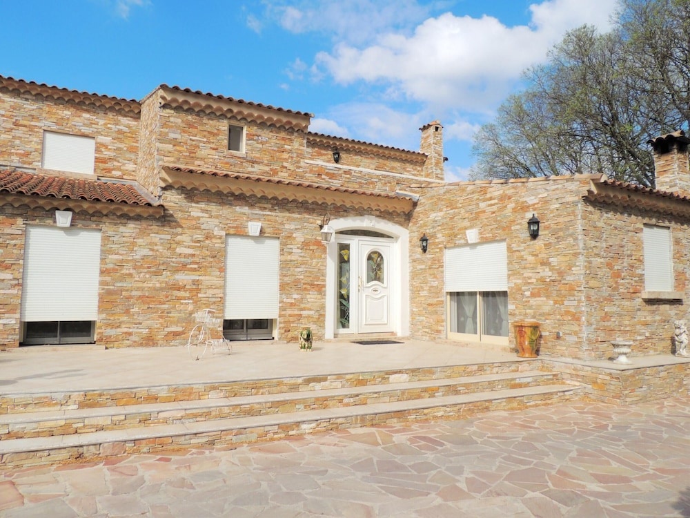 House With 2 Bedrooms in Marseille, With Pool Access, Terrace and Wifi