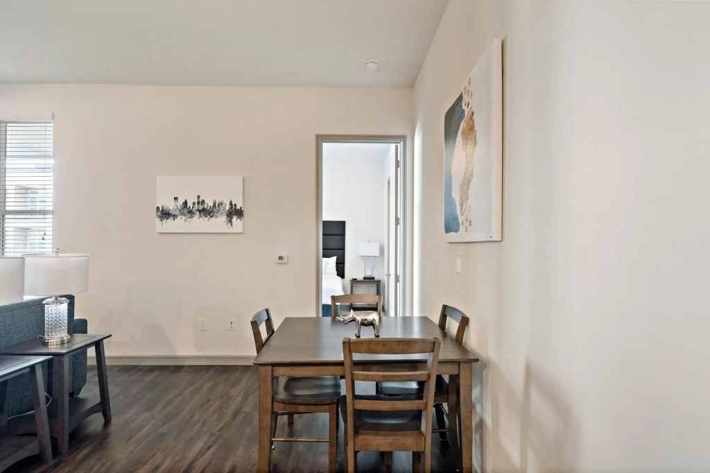 Modern 2BR Apartment Downtown Location