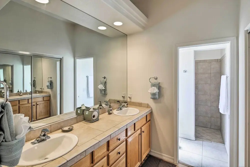 Elegant Lake Havasu Getaway w/ Pool - 3 Mi to Lake