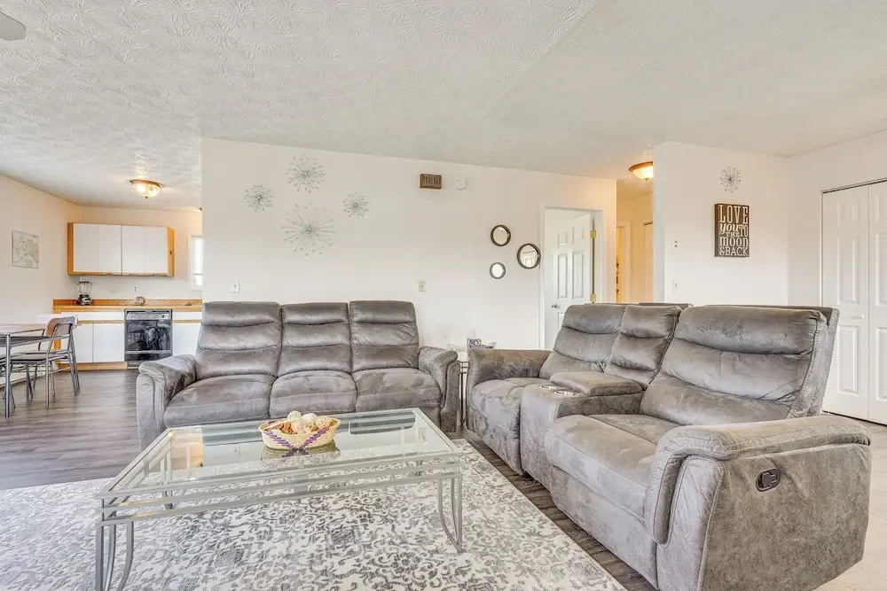 5 Mi to State Park: Mtn-view Apt in Anchorage