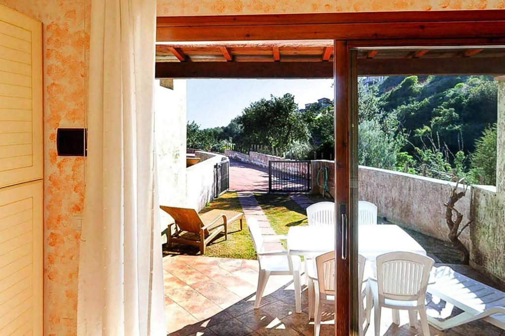 Apartment in Cannegione with communal terrace