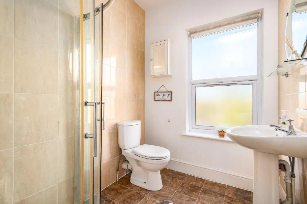 Large Contractor House in Great Location with FREE Parking - Staycation welcome by ComfyWorkers