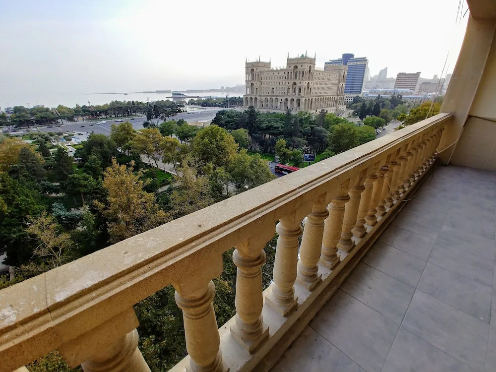 Deluxe Apartment with Sea and F1 view