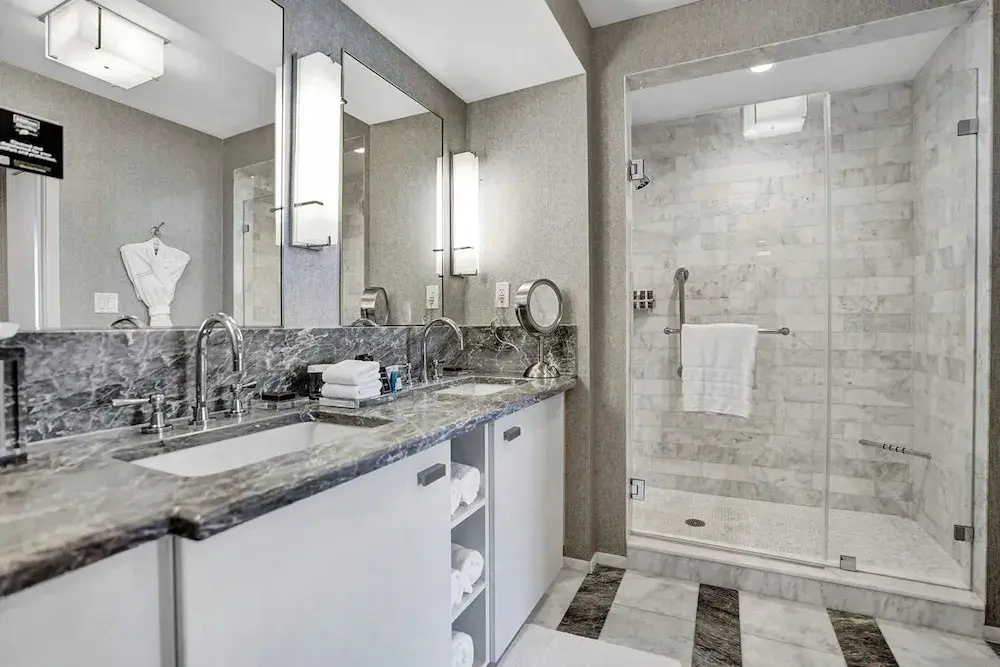 Chic Beachfront Bliss: Your Perfect 1 BR Retreat !