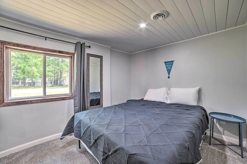 Prudenville Retreat w/ Yard ~ 1 Mi to Lake!