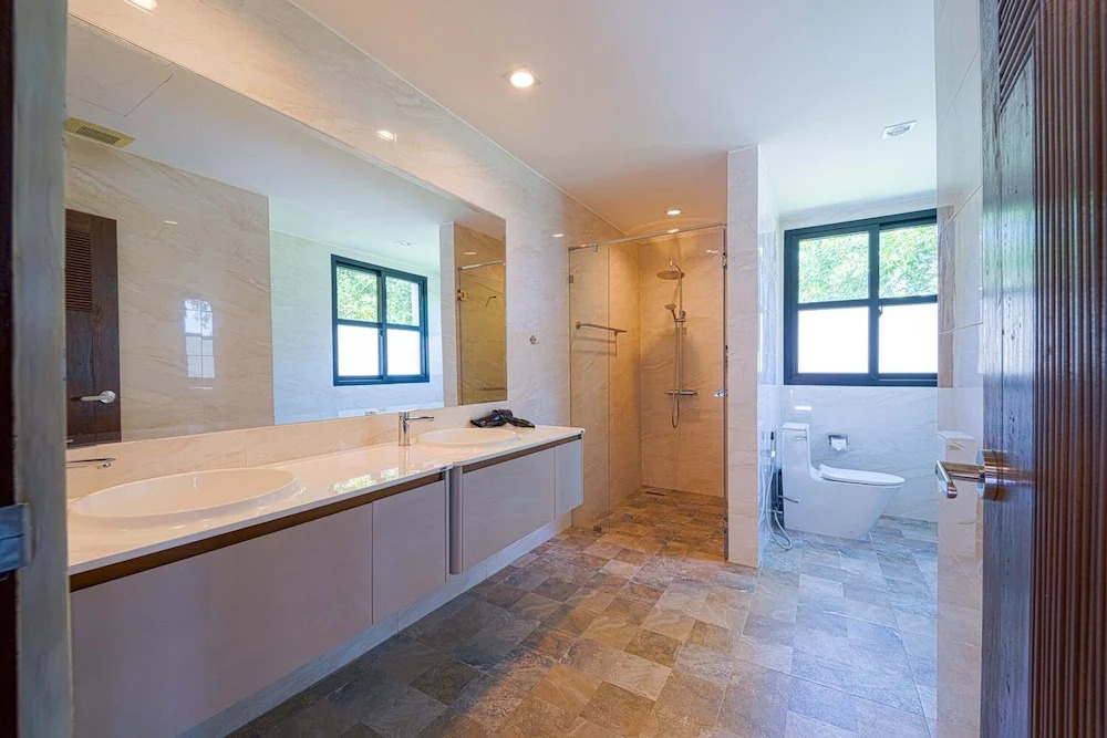 Luxury 5 Bedroom Villa Close to Beach SRS