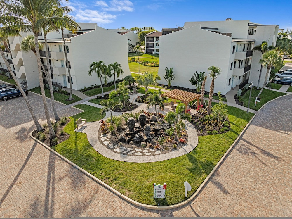 3rd-floor Corner Unit w Gulf Views Heated Pool