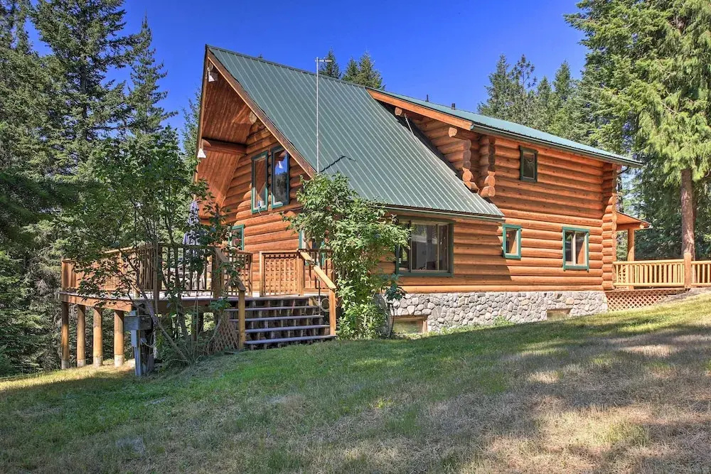 Large Cabin w/ Fire Pit + Grill on 34 Acres!