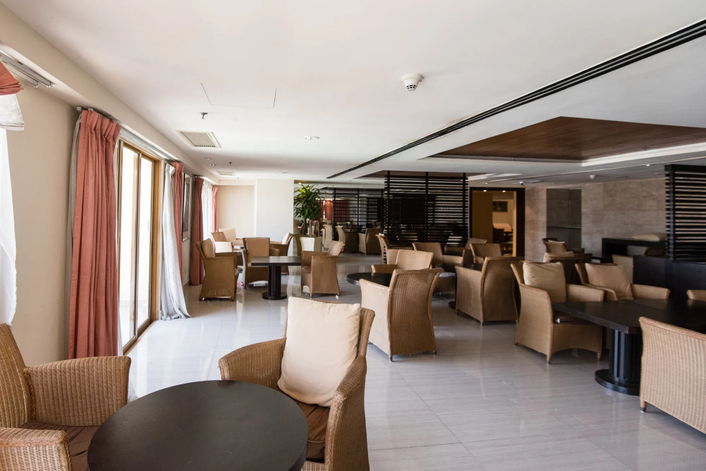W Studio Resort Suites at Pyramid Tower